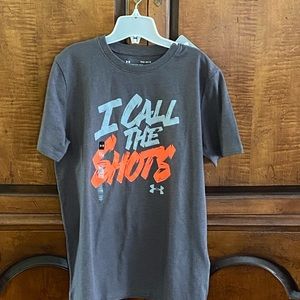 Boys Grey Under Armour Tee Shirt size YLG